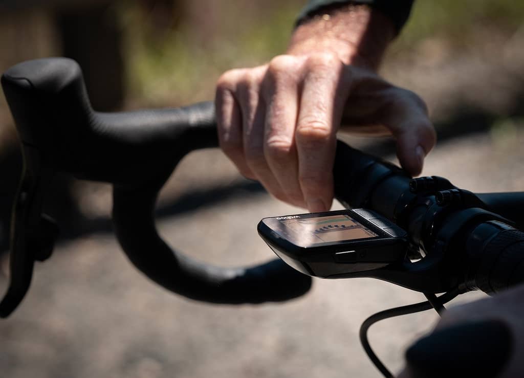 Wahoo ELEMNT Bolt V2 uz velosipēda stūres